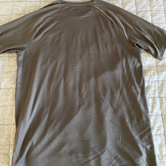 Under Armour-  Men’s Large, dark gray T-shirt - brand new - Picture 3 of 3